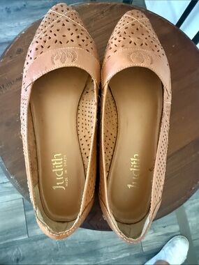 Judith Tan Perforated Pointed-Toe Slip-Ons size 10 leather